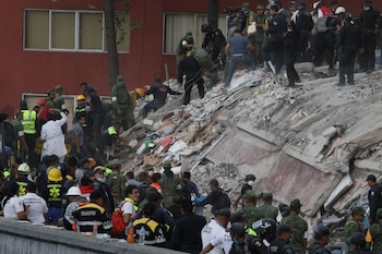 Decenas de personas entre cuerpos