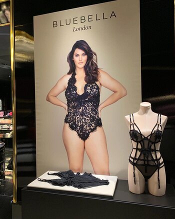 La marca Bluebella es de Londres y llegó a Nueva York con un sector exclusivo y una propuesta atrevida (Instagram @ali_tate_cutler)