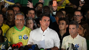 Argentina confirma la escala de Bolsonaro para tomar un vuelo privado hacia Ecuador en su huida a EEUU