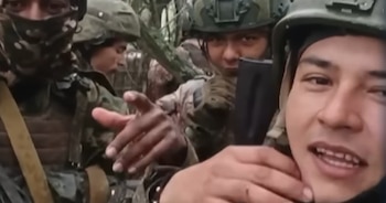 Los testimonios sobre la guerra en Ucrania describen que hombres sin experiencia militar fueron enviados en pocos días a zonas minadas, bajo drones y en operaciones de alto riesgo - crédito Captura de Video Noticias Caracol
