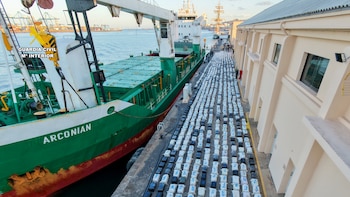 Más de 40.000 kilos de cocaína incautados en dos operaciones de la Guardia Civil: la mayor cantidad encontrada en un barco y casi 80 detenidos