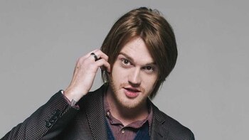 Hassell tuvo roles menores en