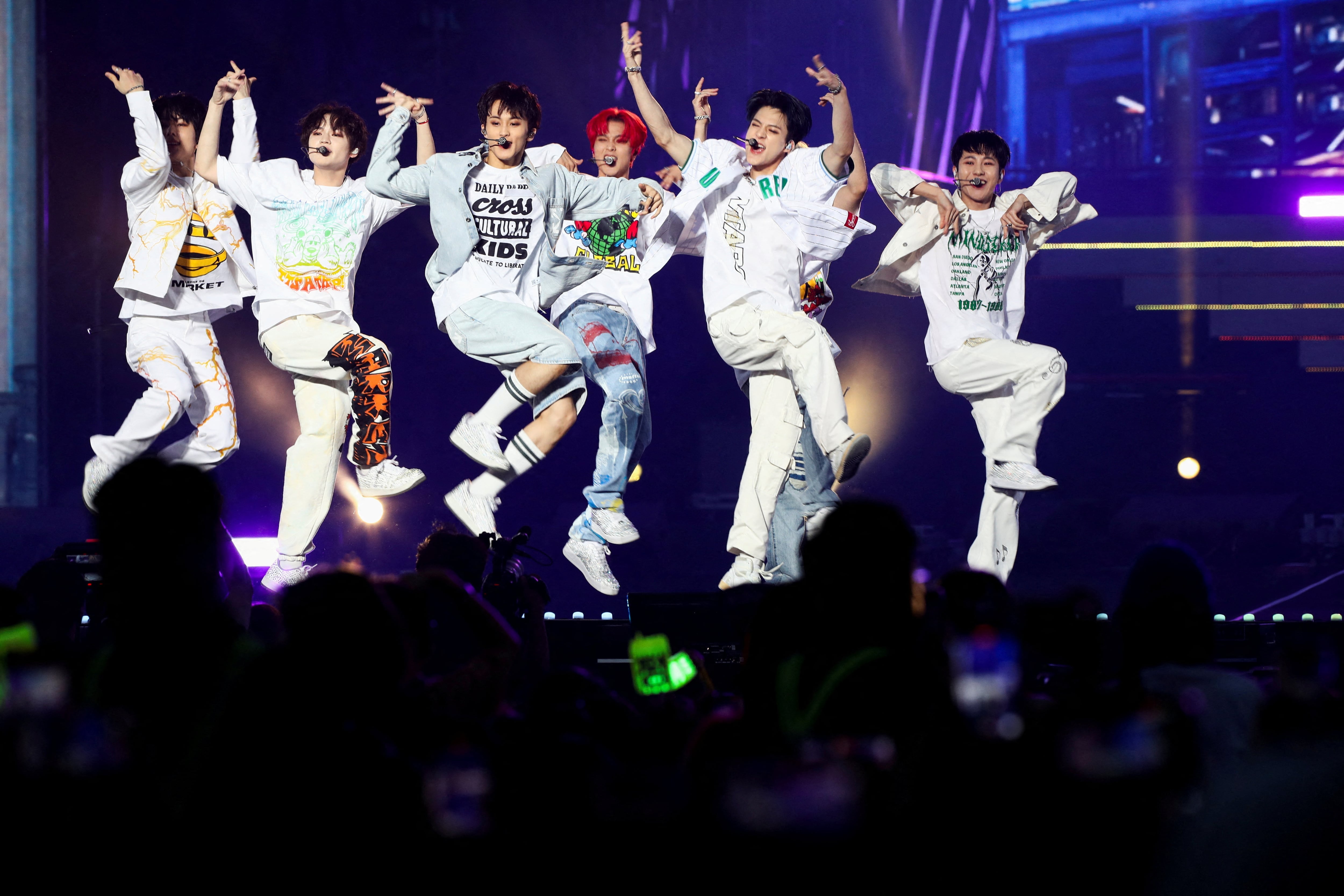El grupo de chicos de K-pop NCT Dream se presenta durante el concierto