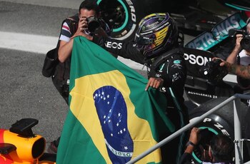 Lewis Hamilton celebra tras ganar