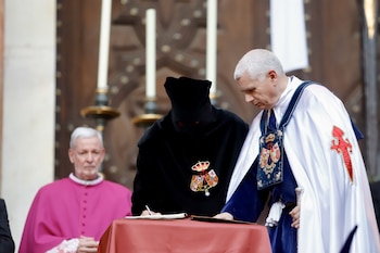 Acto de liberación de un preso indultado por parte de la Cofradía de Nuestro Padre Jesús Nazareno titulado El Rico y María Santísima del Amor.