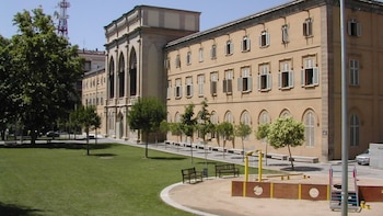 Luz azul en los baños, la solución de la Universidad de Lleida para evitar que se inyecten droga en la facultad