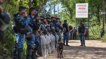 Fuerte operativo policial para desalojar