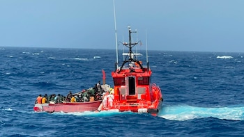 Una operación de un buque de Salvamento Marítimo auxiliando a los migrantes de una patera
