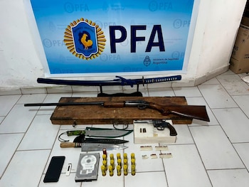 La Policía Federal Argentina realizó ocho allanamientos y siete detenciones en agosto de 2024, en una investigación por una presunta organización islamista; además secuestró armas, dispositivos electrónicos y bibliografía de origen salafista (Gentileza: Policía Federal Argentina)