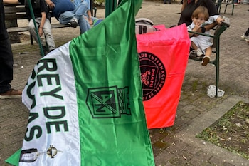 Banderas, camisetas, figuras de acción,