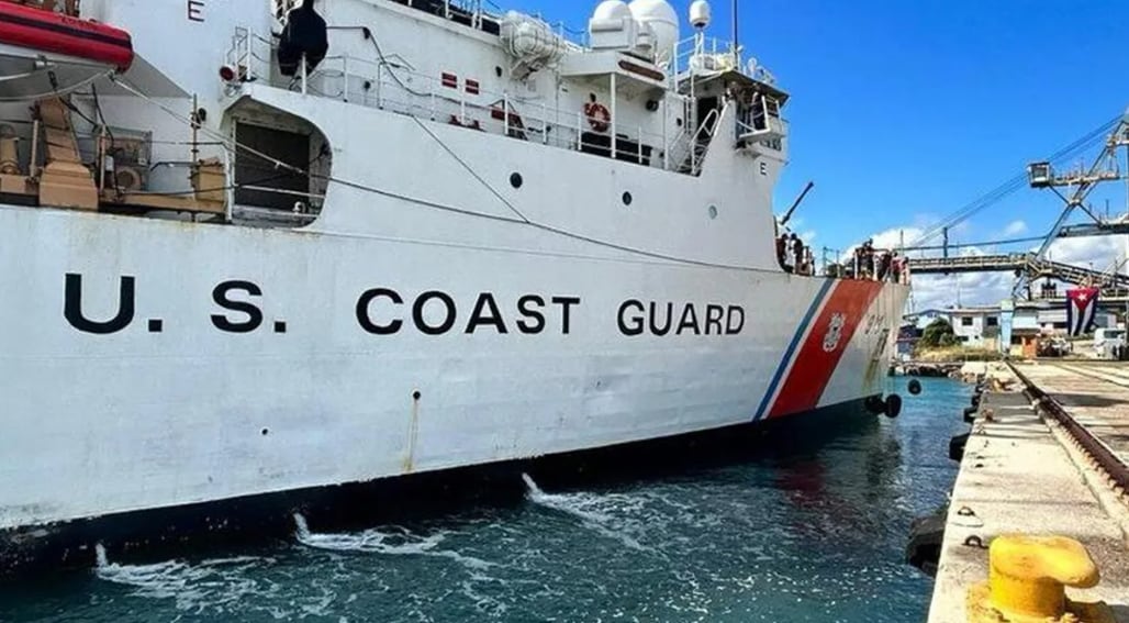 La embarcación de 8,5 metros fue interceptada a 9,26 kilómetros al este de Miami tras ser detectada por el radar de la Unidad Marina (Captura Cubita Now)