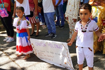 Niños y adultos participan en carrozas adornadas con mazorcas y hojas de maíz, este año se integraron tractores como parte de la decoración. (Alcalde de Cuscatlán Norte)