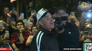 Robbie Williams salió a saludar y cantar frente a los fans que lo esperaban en los exteriores del Hotel Belmond.