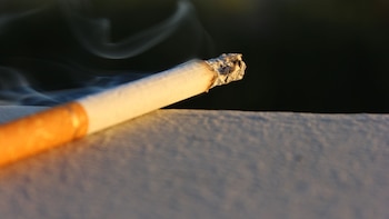 ‘Reencender’ un cigarrillo puede hacer que fumes con más intensidad: por qué es más peligroso para tus pulmones, según un estudio