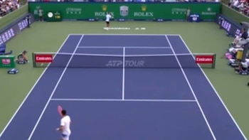 Perdió un punto, revoleó su raqueta contra la tribuna y causó pánico entre el público: el ataque de furia de un jugador que dio de qué hablar en el tenis