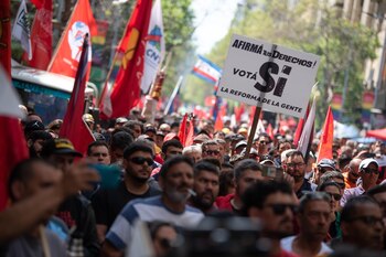 Una movilización organizada por el PIT-CNT a favor de un plebiscito que elimina los fondos privados de pensiones en Uruguay (PIT-CNT)