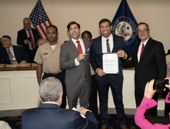 Rocco recibiendo el Certificado de