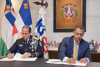 Indotel invertirá 22 millones de pesos dominicanos en el desarrollo e implementación del sistema digital para reemplazar procesos manuales en destacamentos policiales. (Foto: Presidencia de la República Dominicana)