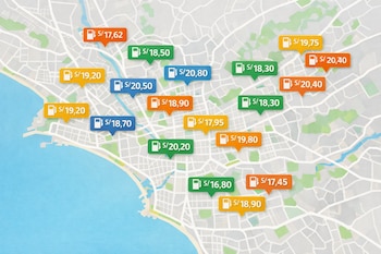 Mapa urbano conceptual de Lima con marcadores de precios de combustible en soles peruanos, identificando estaciones de servicio por distintos colores.