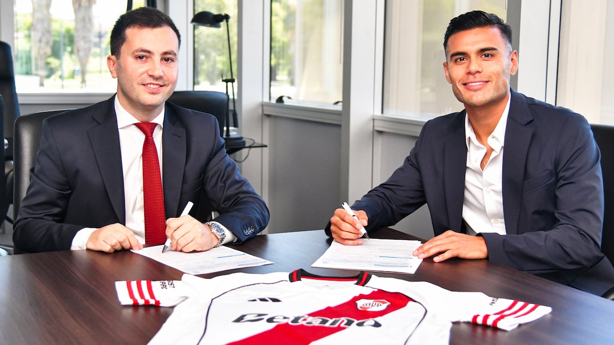 Fausto Vera firmando su contrato con River Plate