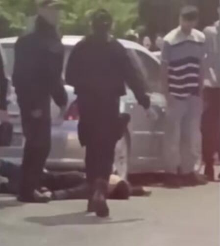 La brutal pelea callejera entre jóvenes en la costanera de la ciudad rionegrina quedó registrada en un video que circuló en las redes sociales