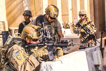Soldados de la Primera Brigada, 25ta División de Infantería toman una posición defensiva en la embajada de EEUU en Irak (U.S. Army/Staff Sgt. Desmond Cassell/Task Force-Iraq Public Affairs/Handout via REUTERS)