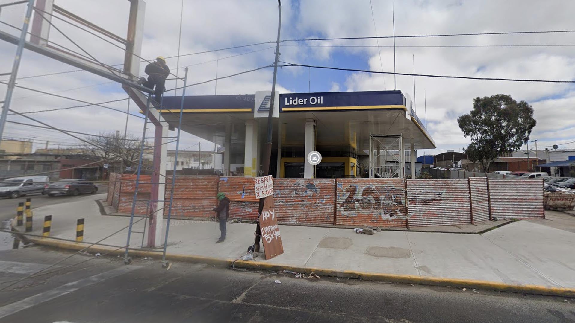 Vista exterior de la estación de servicio Lider Oil en Lanús, Argentina, donde un hombre fue asesinado a puñaladas.