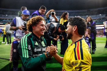 Memo Ochoa se reencontró con las Águilas y saludó al capitán Henry Martín, Luis Ángel Malagón y otros azulcremas antes del silbatazo inicial. (X/ @ClubAmeric)