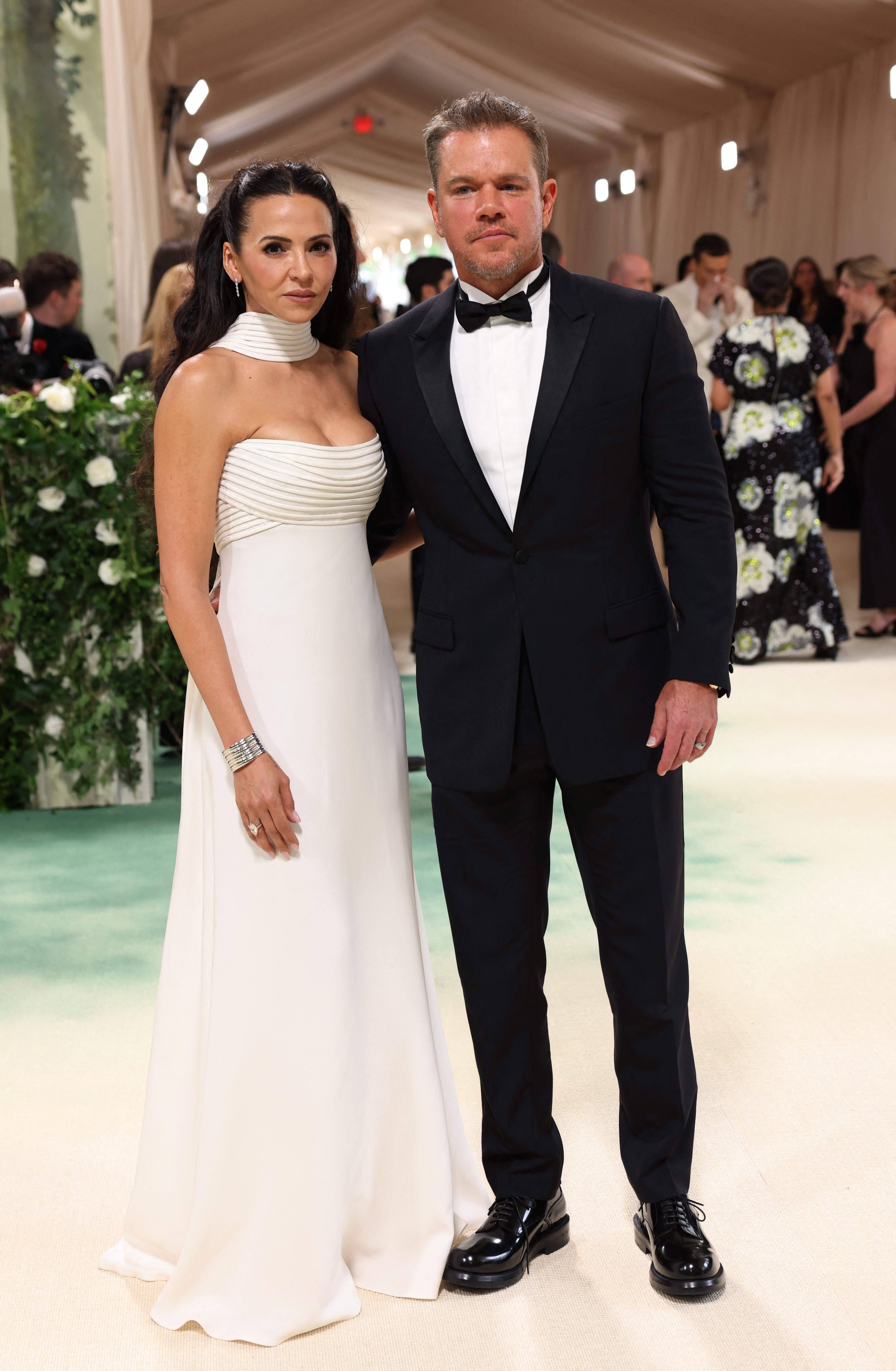 El esmoquin negro con camisa blanca, moño negro y zapatos de charol define el vestuario del actor para las apariciones de gala (REUTERS/Andrew Kelly)