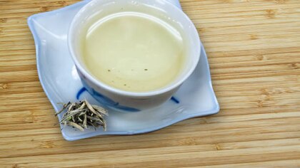 Cómo preparar el té blanco que ayuda a controlar el colesterol y fortalece el sistema inmunitario