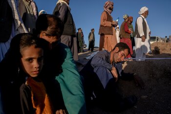 Los afganos todavía esperan encontrar supervivientes del terremoto que mató a más de 2.000 personas en la provincia occidental de Herat