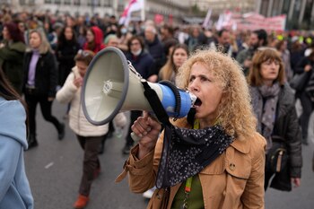 Una manifestante corea consignas a