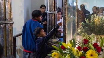 La postulación oficial destaca que cada enero miles de peregrinos caminan para venerar al Cristo Negro, en una tradición de origen colonial que integra rituales, ofrendas y un sincretismo entre raíces indígenas y católicas (Foto cortesía Ministerio de Cultura y Deportes)