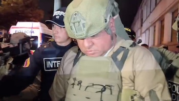 Custiodiado y en medio de un operativo por parte de la Dijín, la Interpol, la Policía Nacional, y la DEA, se realizó el operativo que concluyó con la extradición de Geovany Andrés Rojas, alias Araña, a los EE. UU. el viernes 25 de septiembre - crédito Policía Nacional
