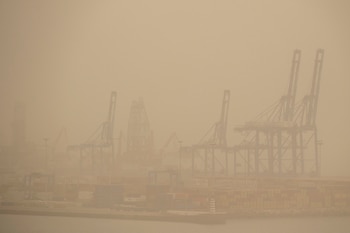 Vita de la calima en las grúas de la terminal de contenedores del puerto de Las palmas de Gran Canaria, a 31 de marzo de 2026. (EFE/Ángel Medina G.)