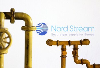 FOTO DE ARCHIVO: Maqueta del gasoducto de gas natural y el logotipo de Nord Stream, 18 de julio de 2022. REUTERS/Dado Ruvic/Ilustración