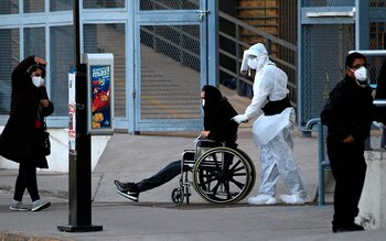 Un paramedico ingresa a un