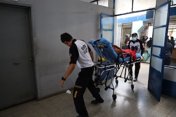 El motín en el centro de detención preventiva para mujeres Santa Teresa zona 18 deja seis personas trasladadas al hospital tras los disturbios. (Cortesía: Bomberos Voluntarios)