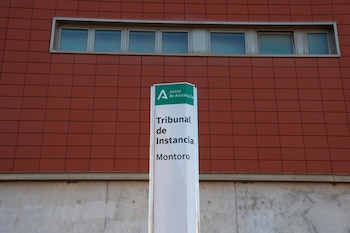 20/01/2026 Imagen de la fachada del juzgado de Montoro (Córdoba) asume la investigación de la causa del accidente ferroviario ocurrido en la localidad cordobesa de Adamuz. A 20 de enero de 2026, en Montoro, Córdoba (Andalucía, España). El Tribunal de Instancia plaza número 2 de Montoro (Córdoba), cuya titular es Cristina Pastor Recover, asume la investigación de la macrocausa del accidente ferroviario en el término cordobés de Adamuz con una plantilla conformada por doce funcionarios y un refuerzo de dos personas, autorizado éste ya por la Consejería de Justicia de la Junta de Andalucía.
POLITICA
Rocío Ruz - Europa Press