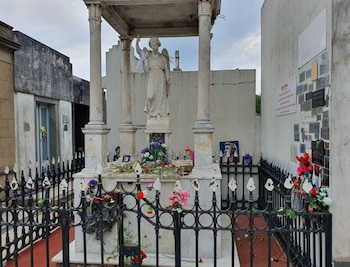 Miles de fieles visitan el