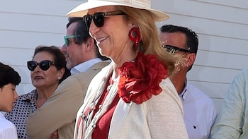 La infanta Elena, explosión de colorido con un look impactante en Sevilla
