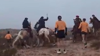 El momento de los golpes a uno de los corredores (Captura de video: @Hechosanderecho)
