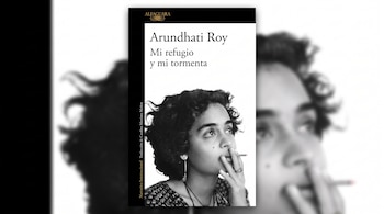 Portada de libro con el nombre Arundhati Roy, el título Mi refugio y mi tormenta y una foto en blanco y negro de una mujer fumando.