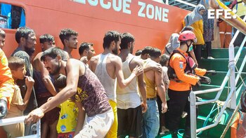 Indonesia rescata un barco con