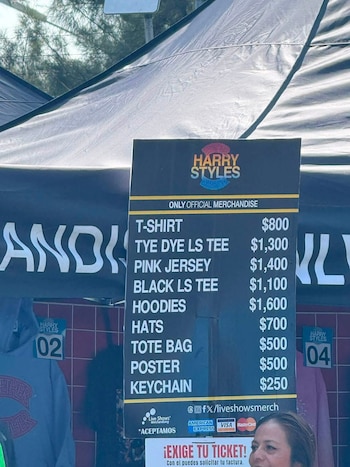 Los precios de la mercancía oficial de Harry Styles incluyen playeras de 800, Hoodies de mil 600 y Tote bags de 500 pesos como parte de la colección del Together, Together Tour. (Crédito especial: X/ @HarryMexOficial)