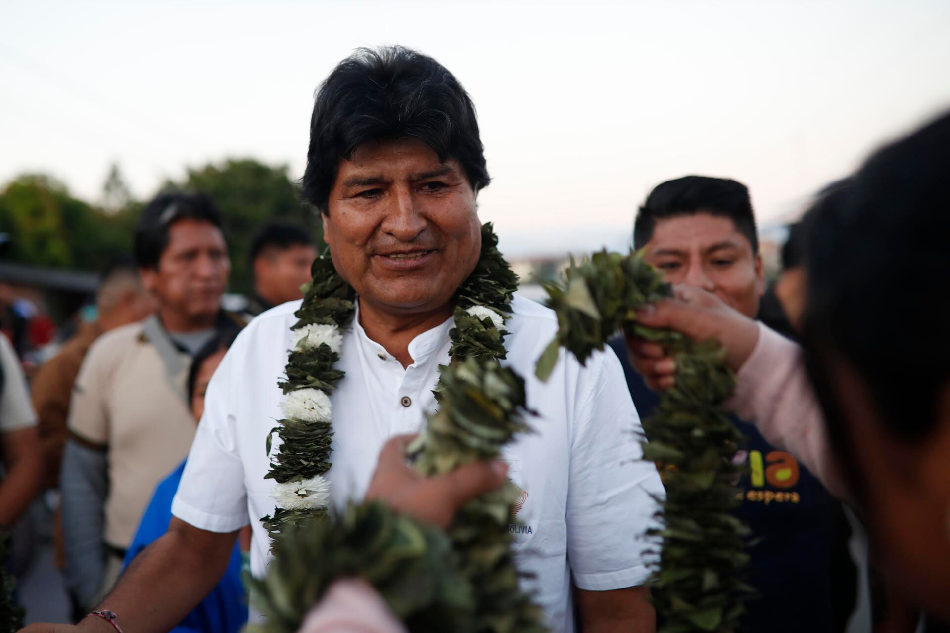 El expresidente de Bolivia Evo Morales recibe un collar hecho con hojas de coca a su llegada una sede sindical. EFE/Rodrigo Sura