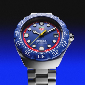 13/10/2026 TAG Heuer y Red Bull Racing lanzan un reloj solar para celebrar diez años de alianza..
MADRID, 13 (EUROPA PRESS)
La firma de relojería suiza TAG Heuer y la escudería de Fórmula 1 Oracle Red Bull Racing han presentado la edición especial de reloj TAG Heuer Formula 1 Solargraph x Oracle Red Bull Racing para conmemorar una década de colaboración.
El nuevo modelo, equipado con una caja de acero arenado de 38 milímetros y un movimiento accionado por luz solar, busca trasmitir la identidad del automovilismo deportivo a una nueva generación de aficionados.
La consejera delegada de TAG Heuer, Béatrice Goasglas, ha destacado que esta pieza celebra un trayecto compartido en torno al compromiso con la precisión y el rendimiento, al tiempo que "mira con determinación hacia el futuro".
Por su parte, el director ejecutivo y jefe de equipo de Oracle Red Bull Racing, Laurent Mekies, ha asegurado que el lanzamiento combina la energía de la escudería con la tradición vanguardista de la marca de relojes.
El diseño del reloj incorpora una esfera azul intenso acompañada por una minutería en contraste de color rojo y detalles con luminiscencia para la lectura nocturna. Asimismo, la parte posterior de la caja de acero atornillada incluye los logotipos de ambas marcas junto con un grabado de la bandera a cuadros, mientras que el brazalete metálico de tres eslabones se presenta con un acabado mate técnico.
A nivel técnico, la pieza integra el calibre de movimiento Solargraph TH50-00, el cual utiliza la luz natural o artificial para recargar su batería. Con tan solo un minuto de exposición a la luz del sol, el dispositivo obtiene energía suficiente para un día entero de funcionamiento, requiriendo menos de 40 horas de luz para alcanzar una autonomía completa de hasta diez meses en la oscuridad.
La edición especial del reloj cuenta con una resistencia al agua de hasta 100 metros y se comercializa en un estuche personalizado c