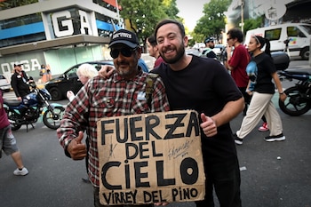 Agustín Laje con mlitantes (RS