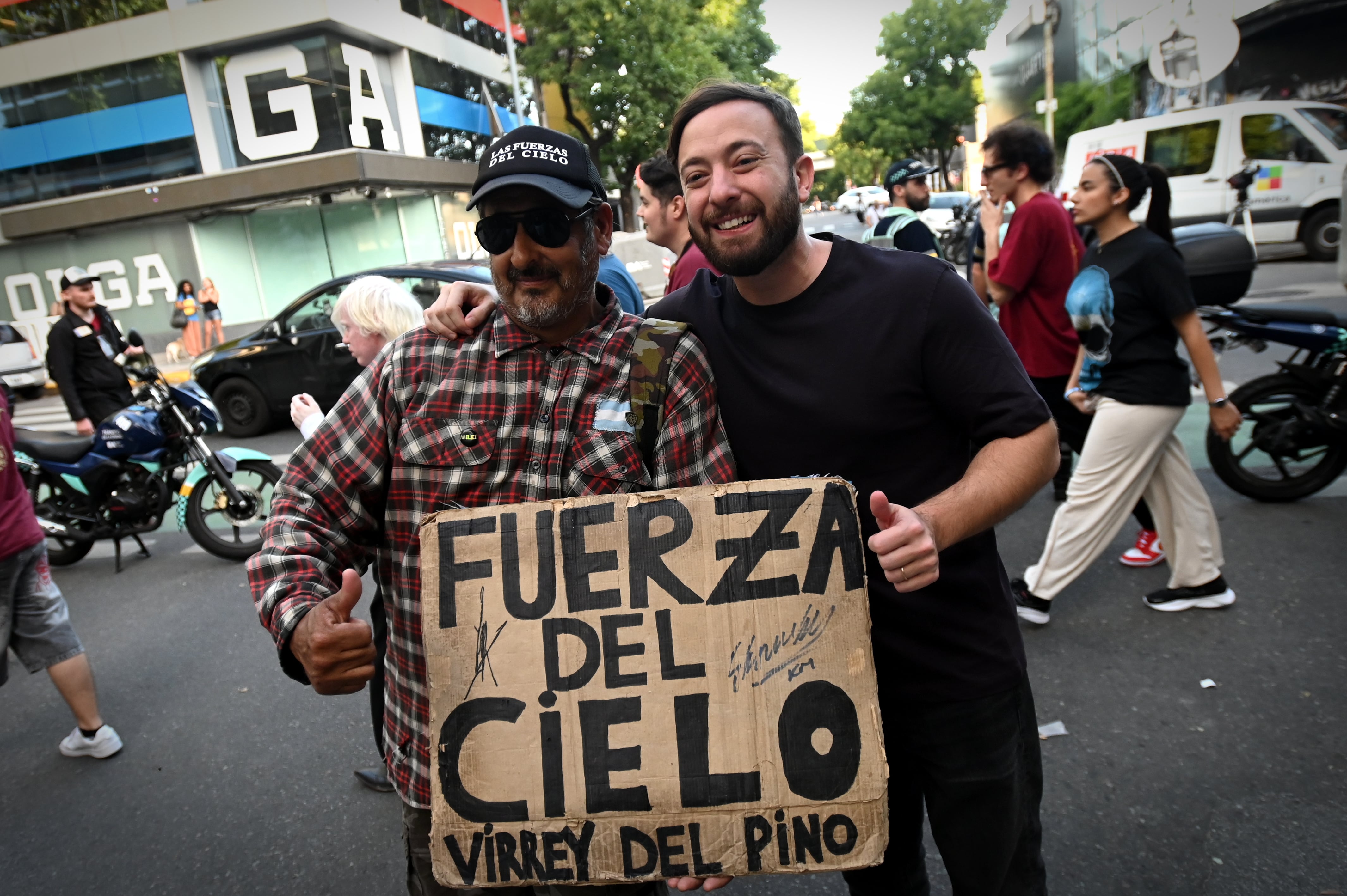 Agustín Laje con mlitantes (RS Foto)