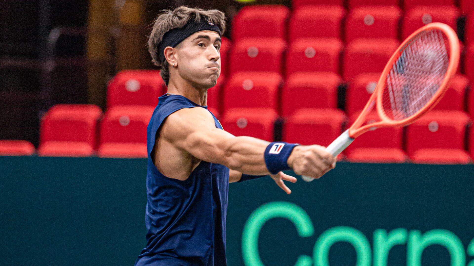 Francisco Comesaña y una postal que refleja el orgullo por la primera convocatoria y el sueño de representar al país en la Copa Davis (Foto: Prensa AAT)